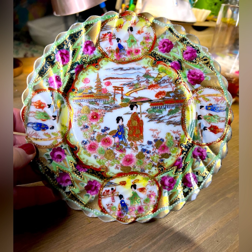 Vintage Gold trimmed amazing colors 6”Hand painted Geisha porcelain plate Japan